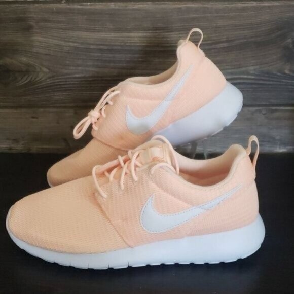 New Nike Roshe Pink Childrens Sneakers Size 7Y Lightweight Everyday Casual - Picture 1 of 11